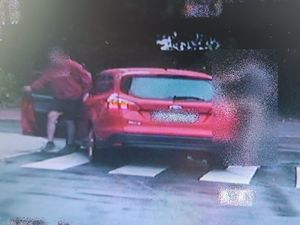 Wyprzedził inny pojazd na przejściu dla pieszych – okazało się, że kierował osobowym Fordem wbrew sądowemu zakazowi prowadzenia pojazdów mechanicznych