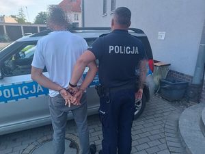 Policjant z zatrzymanym mężczyzną