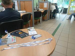 Policjantka w placówce ZUS w Miliczu rozmawiała z seniorami o ich bezpieczeństwie