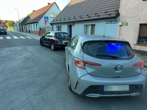 pojazd sprawcy a za nim nieoznakowany radiowóz na drodze