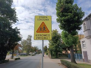 Znak drogowy w pobliżu szkoły
