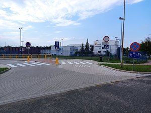 Znak drogowy w pobliżu szkoły