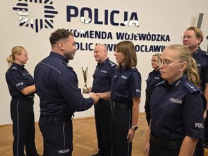 Zastępca Komendanta Wojewódzkiego Policji we Wrocławiu wręcza nagrody milicki policjantom