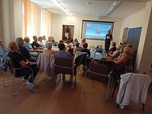 Policjantka w trakcie spotkania z seniorami