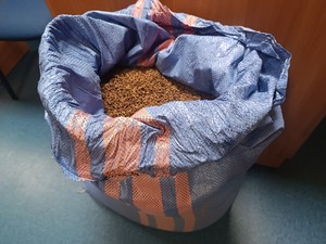 Policjanci zatrzymali mężczyznę, który nielegalnie posiadał ponad 14 kilogramów tytoniu bez znaków akcyzy
