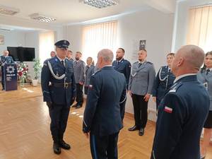 Dowódca uroczystości składa meldunek o gotowości Komendantowi Powiatowemu Policji w Miliczu