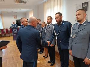 Komendant Powiatowy Policji w Miliczu wręcza rozkazy personalne awansowanym policjantom
