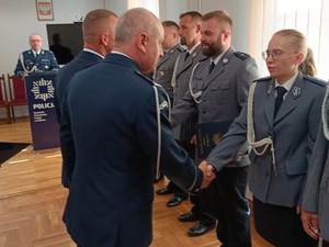 Komendant Powiatowy Policji w Miliczu wręcza rozkazy personalne awansowanym policjantom