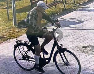 Miliccy policjanci poszukują sprawcę kradzieży roweru – rozpoznajesz mężczyznę, to powiadom Policję