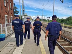 Policjanci wraz z funkcjonariuszami SOK-u kontrolują obszar kolejowy