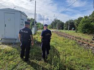 Policjanci wraz z funkcjonariuszami SOK-u kontrolują obszar kolejowy