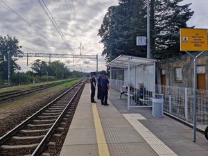 Policjanci wraz z funkcjonariuszami SOK-u kontrolują obszar kolejowy