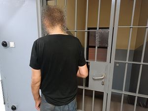 Pijany leżał na ziemi – okazało się, że był poszukiwany przez dwa sądy