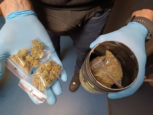 Miliccy policjanci zatrzymali poszukiwanego mężczyznę posiadającego kilkaset porcji narkotyków