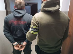 Policjant z zatrzymanym mężczyzną