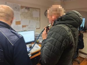 Motorowerzysta w trakcie badania stanu trzeźwości