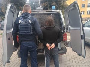 Ukradł damską torebkę z całą zawartością, po czym próbował zapłacić za zakupy skradzioną kartą bankomatową