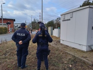 Funkcjonariusze przy przejeździe kolejowym