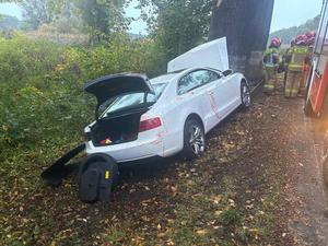 Uszkodzone Audi z po uderzeniu w drzewo