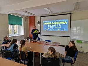 „Odblaskowa szkoła” – spotkania policjantki z uczniami milickich podstawówek