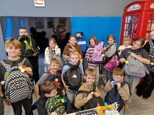 Policjantka z uczniami milickich szkół w trakcie spotkań profilaktycznych