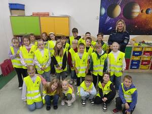 Policjantka z uczniami milickich szkół w trakcie spotkań profilaktycznych