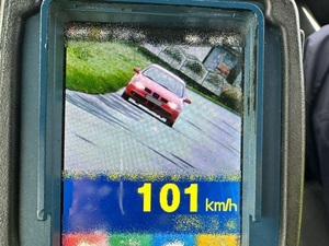 Samochód jadący z nadmierną prędkością w terenie zabudowanym