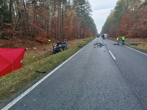 Miejsce śmiertelnego wypadku drogowego z uszkodzonymi samochodami