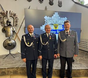 trzech wyróżnionych milickich policjantów