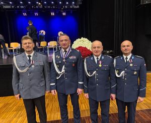 miliccy policjanci w towarzystwie Komendanta Wojewódzkiego Policji we Wrocławiu