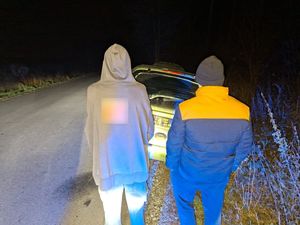 dwaj chłopcy na tle pojazdu