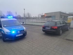 zdjęcie pojazdu sprawcy i radiowozu