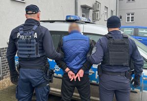 zatrzymany na tle radiowozu