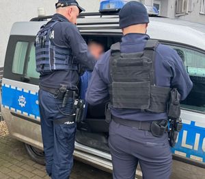 zatrzymany siedzi w radiowozie