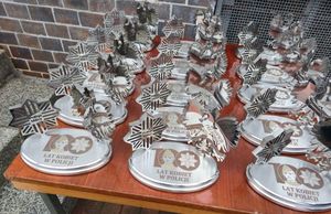 pamiątkowe statuetki