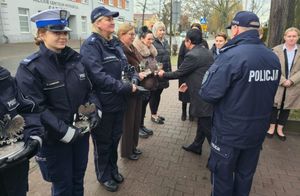 wręczenie statuetki policjantce