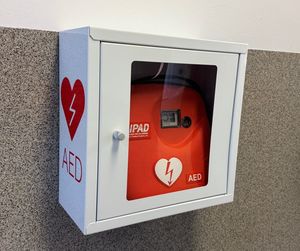 AED w Komendzie Powiatowej Policji w Miliczu – urządzenie, które ratuje życie