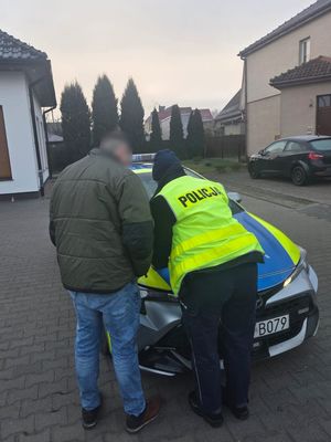 kierowca podpisuje dokumenty procesowe na miejscu kontroli