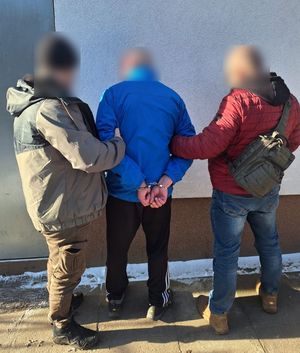 zatrzymany w towarzystwie dwóch policjantów