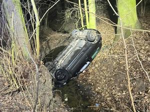 Ucieczka przed policyjnym radiowozem zakończona dachowaniem w przydrożnym rowie