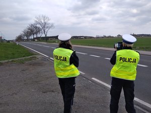 Zdjęcie poglądowe - policjantki w trakcie kontroli prędkości jadących pojazdów
