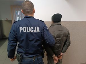 Policjant z zatrzymanym mężczyzną