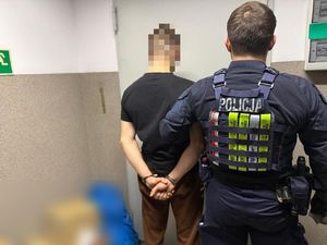 Był ścigany listem gończym – w trakcie zatrzymania posiadał przy sobie woreczek z narkotykami