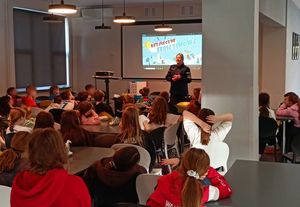 dzieci uważnie słuchają policjantki