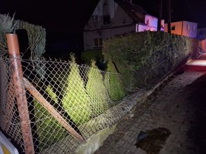 uszkodzone ogrodzenie