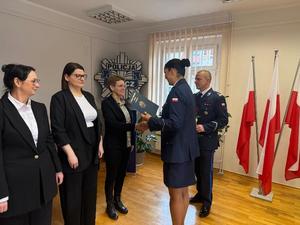 Uroczysta zbiórka w Komendzie Powiatowej Policji w Miliczu z okazji Święta Służby Cywilnej