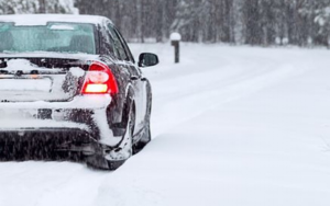 Zdjęcie poglądowe - samochód zasypany śniegiem