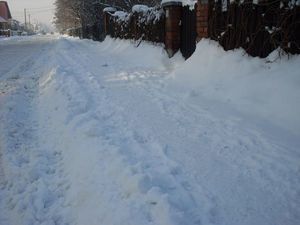 Chodnik zasypany śniegiem