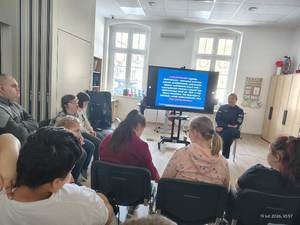 Policjantka w trakcie spotkania