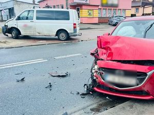 Uszkodzone pojazdy na miejscu zdarzenia drogowego